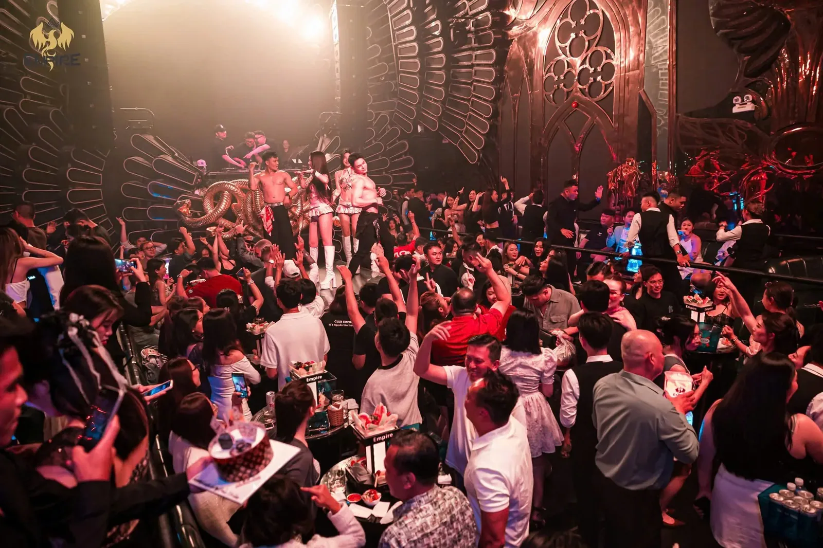 Sàn nhảy Empire Club đông khách