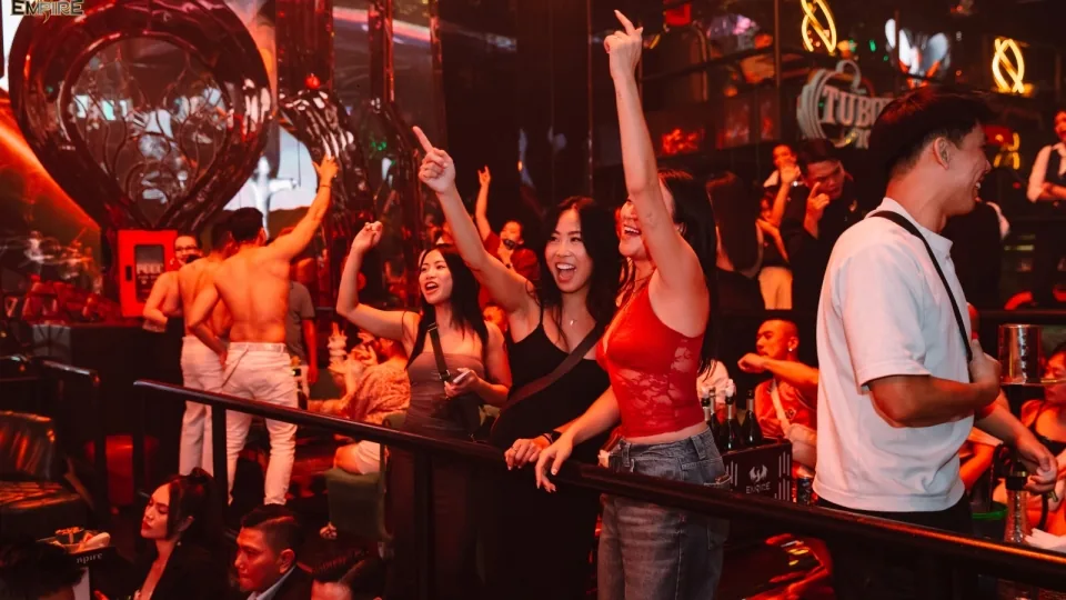 Không khí nightlife Empire Club